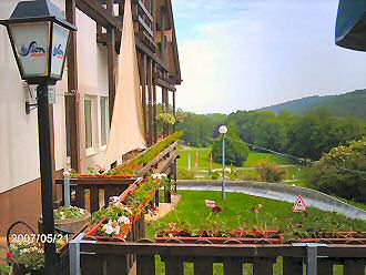 Restaurant Eifeltor - Terrasse mit Blick auf die Sommerrodelbahn